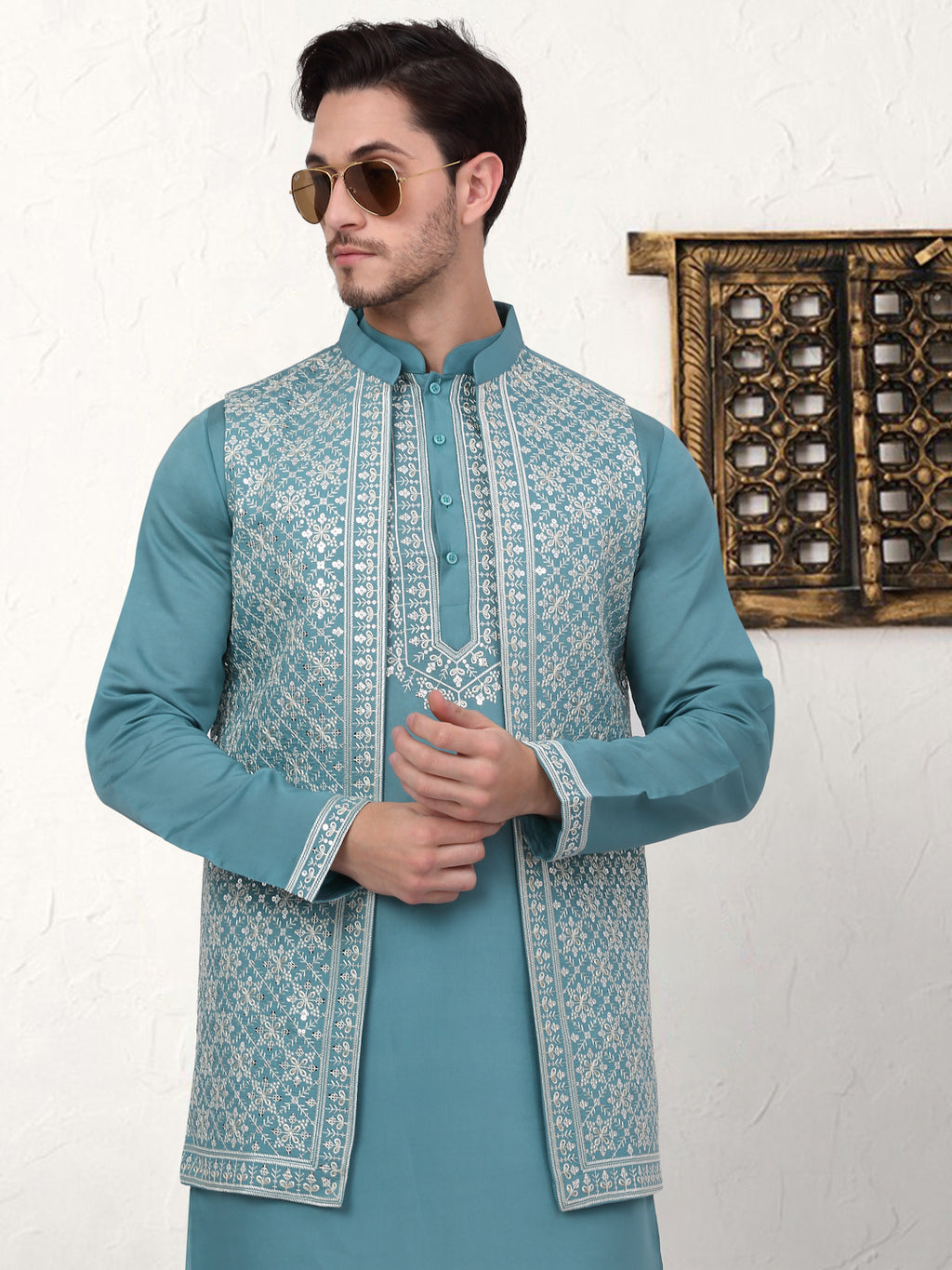 Men'S Embroidered Waistcoat And Kurta Pyjama