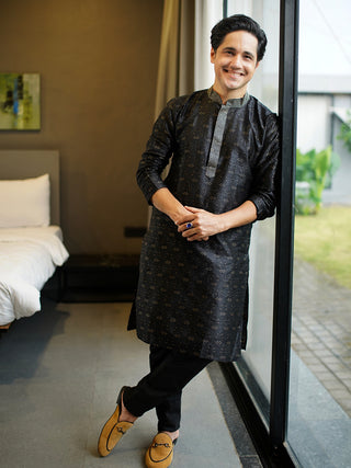 Men's Silk Blend Collar Embroidered Kurta Pyjama Set