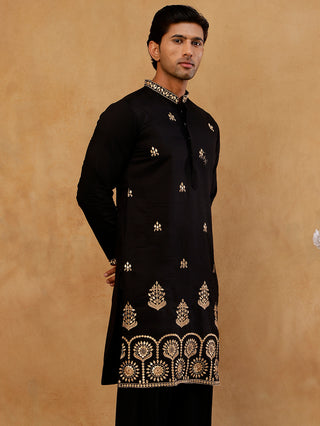 Classic Kurta with Rich Hemline Embroidery