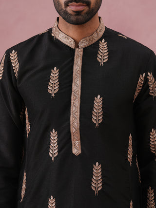Men's Silk Blend Embroidered Kurta Pyjama Set