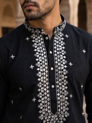Men's Embroidered Kurta With Pyjama