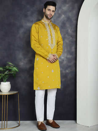 Men's Embroidered Kurta With Pyjama