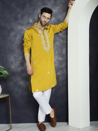 Men's Embroidered Kurta With Pyjama