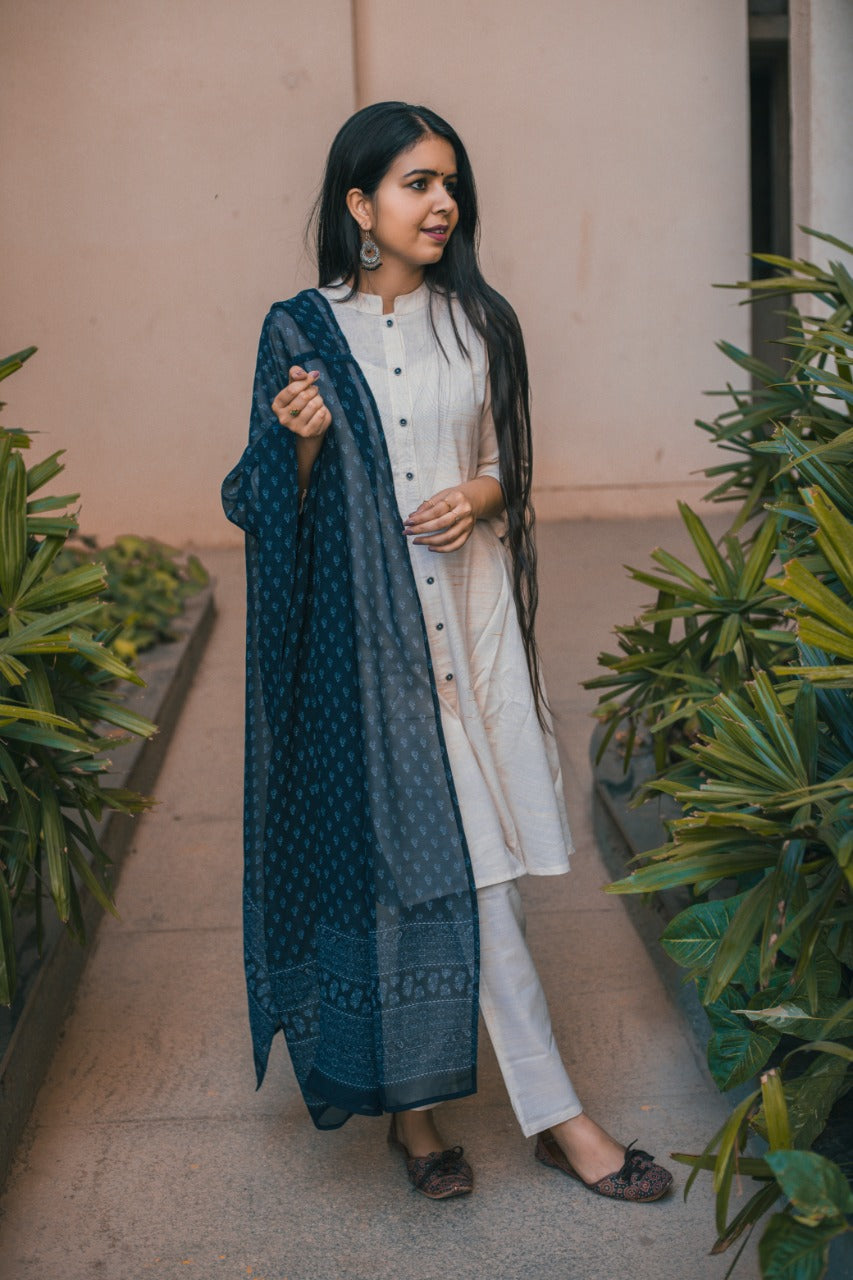 Jompers Women Off-White & Navy Blue Solid Kurta with Trousers & Dupatta